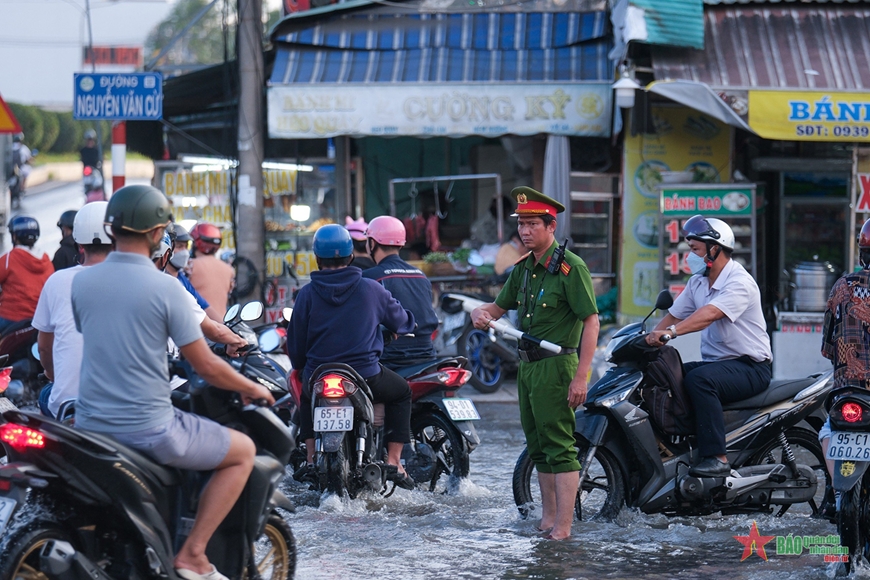 Cần Thơ: Triều cường dâng cao kèm mưa lớn, nhiều tuyến đường ngập nặng