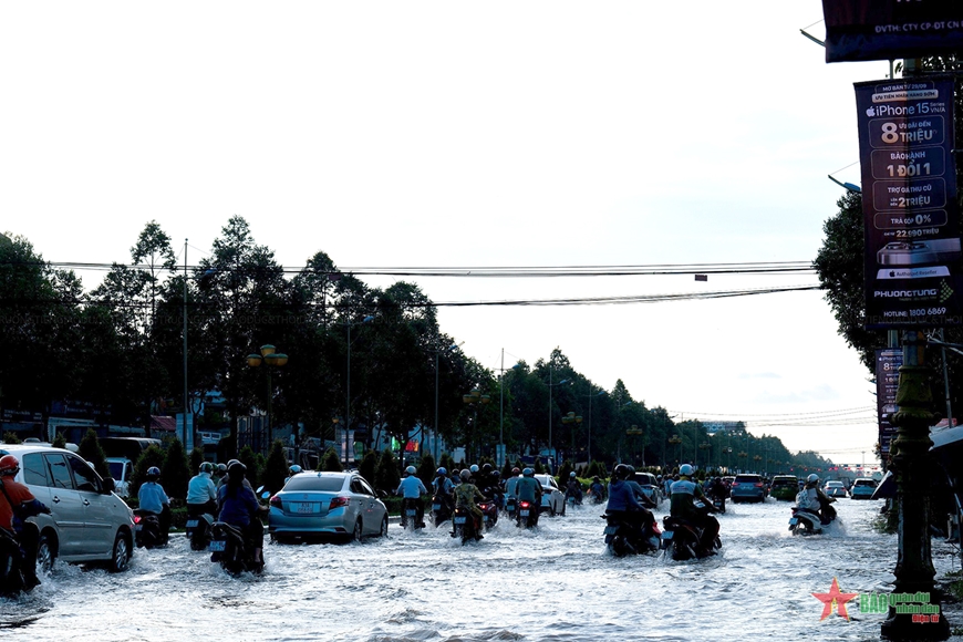 Cần Thơ: Triều cường dâng cao kèm mưa lớn, nhiều tuyến đường ngập nặng
