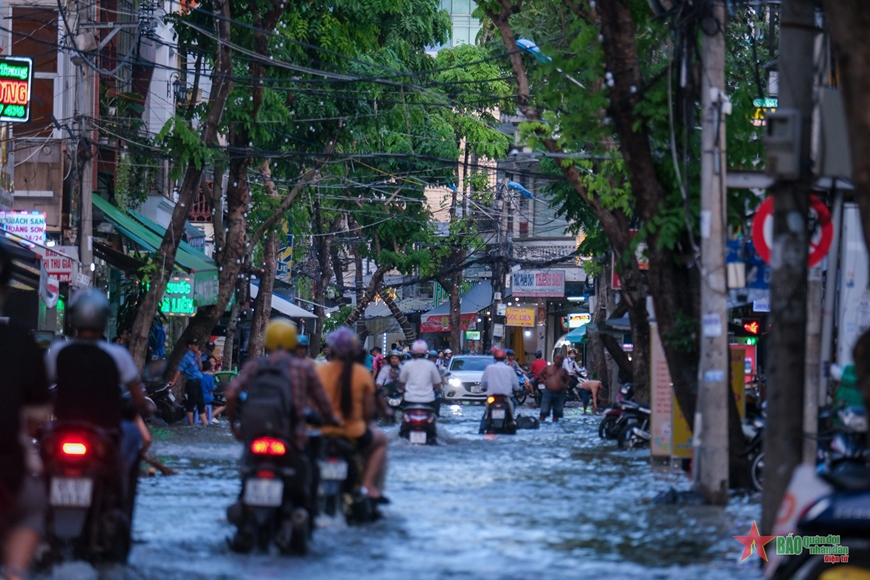Cần Thơ: Triều cường dâng cao kèm mưa lớn, nhiều tuyến đường ngập nặng