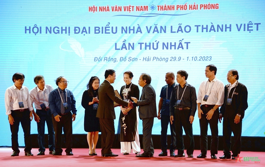 Chủ tịch nước dự Hội nghị đại biểu Nhà văn lão thành Việt Nam lần thứ nhất