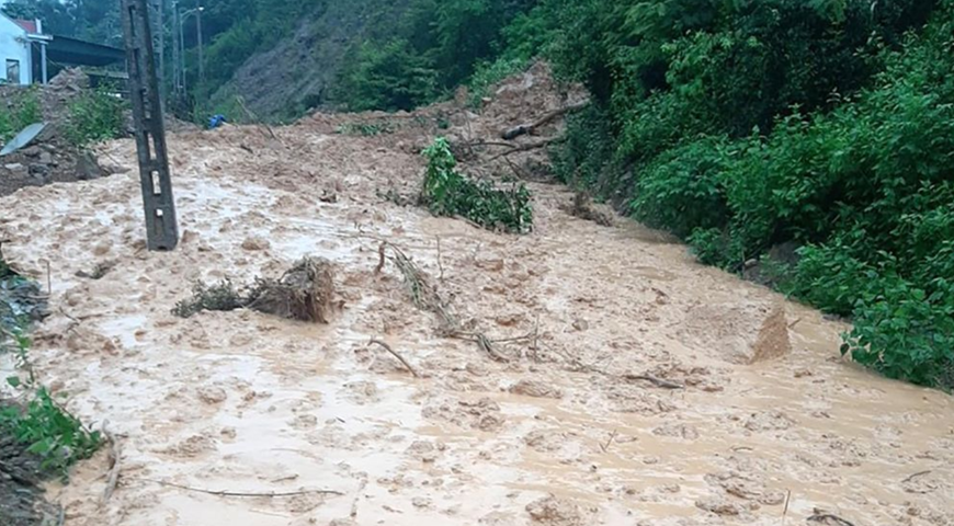 Lũ ống bất ngờ xuất hiện giữa trời nắng chang chang ở Nghệ An