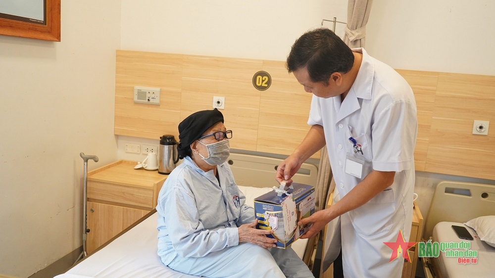 Chăm lo đời sống tinh thần cho bệnh nhân là người cao tuổi
