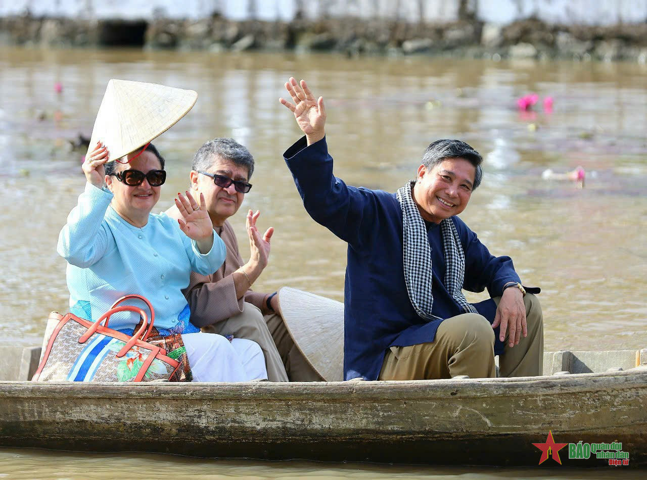 Mãn nhãn với màn diễu hành áo bà ba trên sông Hậu Giang