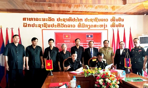 Ban Chuyên trách tỉnh Kon Tum hội đàm với Ban Công tác đặc biệt tỉnh Attapư (Lào)