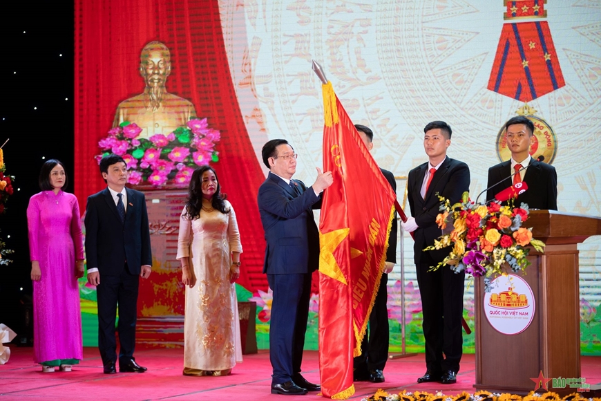Chủ tịch Quốc hội Vương Đình Huệ trao Huân chương Lao động hạng Nhất tặng Báo Đại biểu Nhân dân