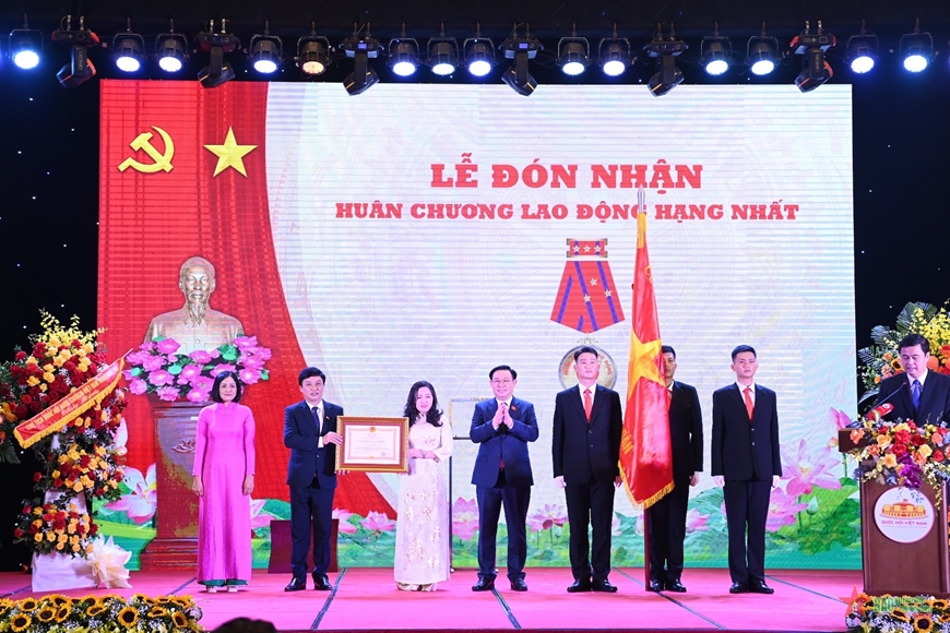 Chủ tịch Quốc hội Vương Đình Huệ trao Huân chương Lao động hạng Nhất tặng Báo Đại biểu Nhân dân