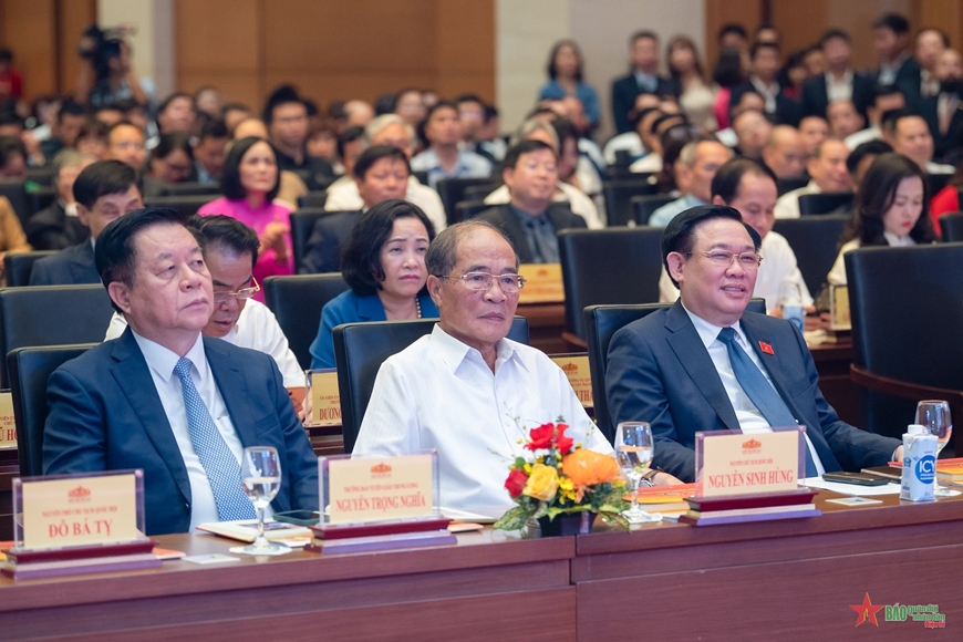 Chủ tịch Quốc hội Vương Đình Huệ trao Huân chương Lao động hạng Nhất tặng Báo Đại biểu Nhân dân