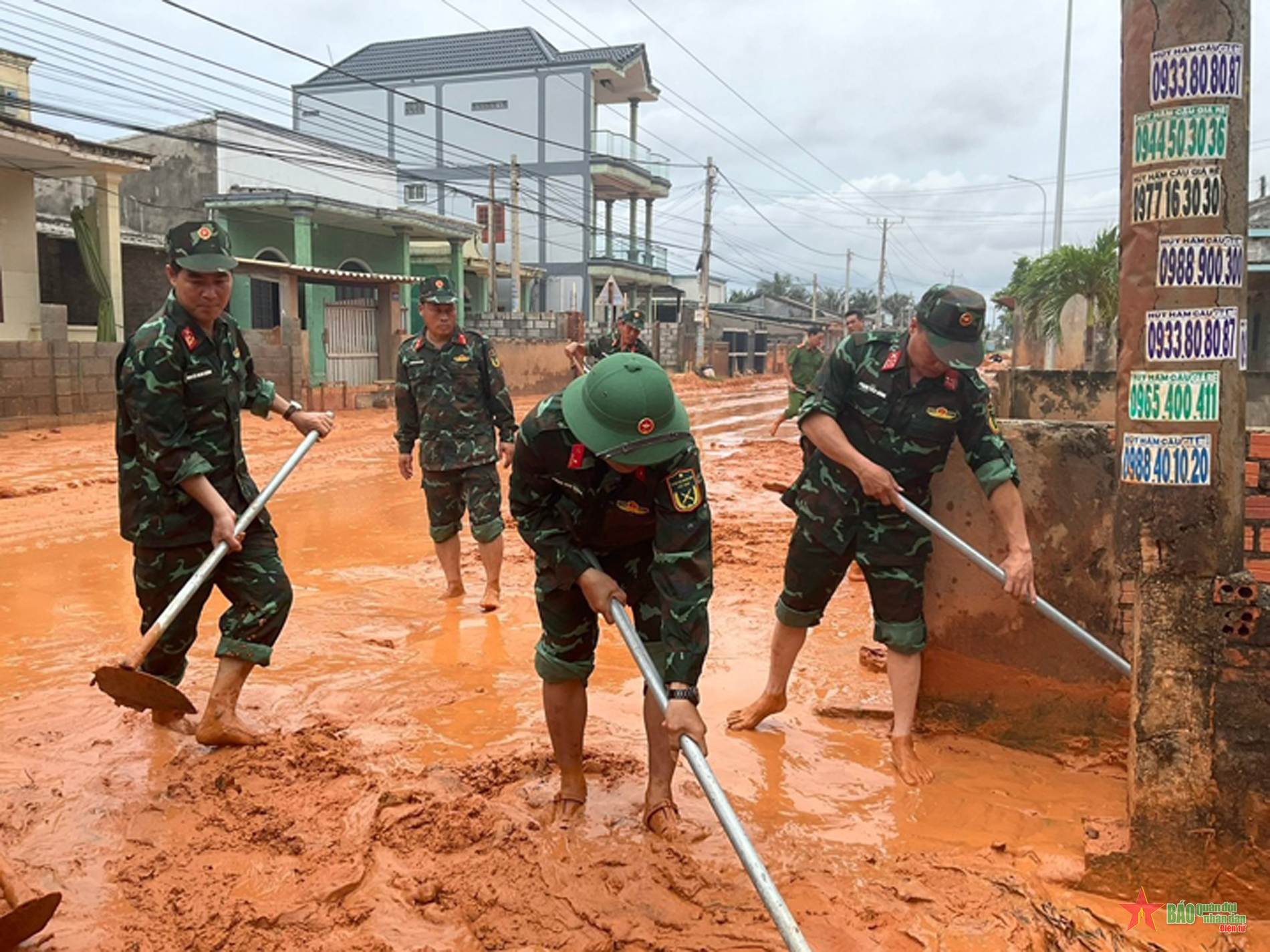 Hơn 100 cán bộ, chiến sĩ giúp dân khắc phục sự cố sạt lở cát 