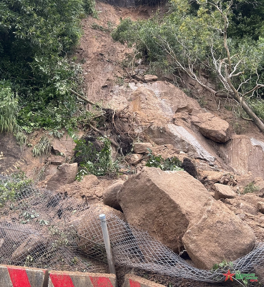 An Giang sạt lở đá ở núi Cấm