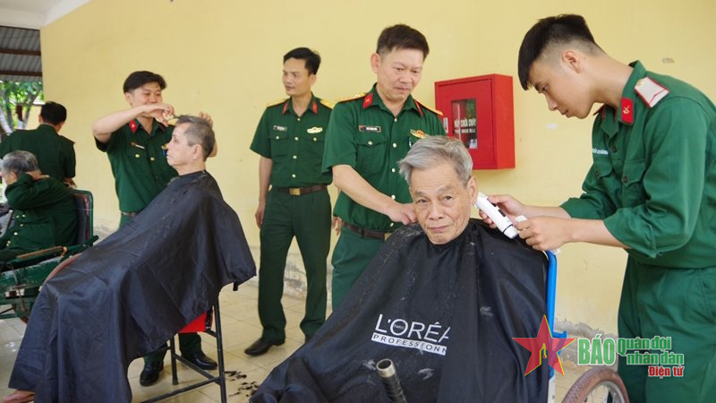 Giúp dân bằng tình thương, trách nhiệm