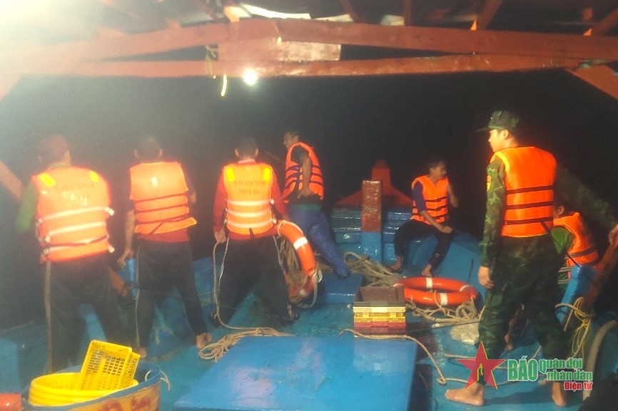 Cà Mau: Đồn Biên phòng Khánh Hội cứu nạn kịp thời 15 thuyền viên bị chìm tàu