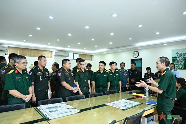 Đoàn cán bộ Quân đội Hoàng gia Campuchia tới thăm và làm việc tại Báo Quân đội nhân dân