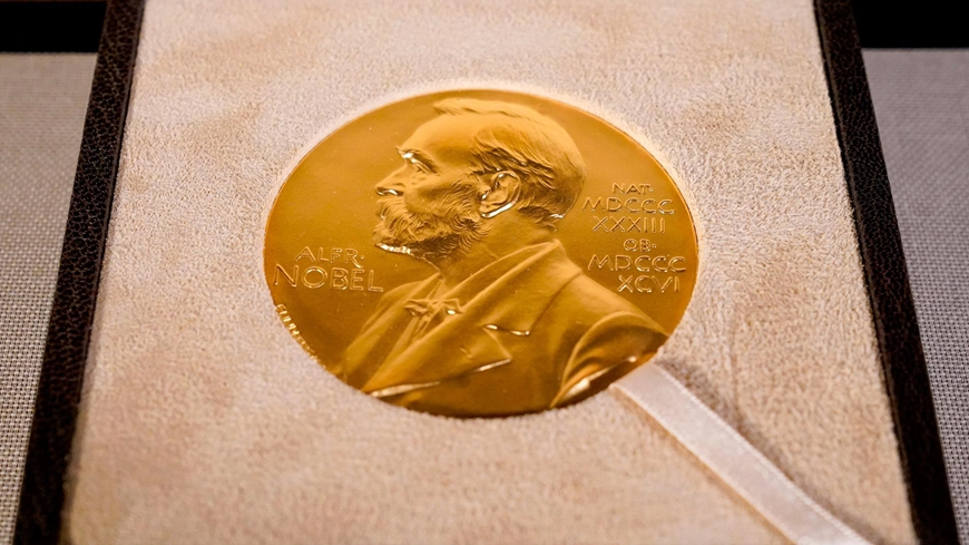 Người phụ nữ đầu tiên đoạt giải Nobel là ai?