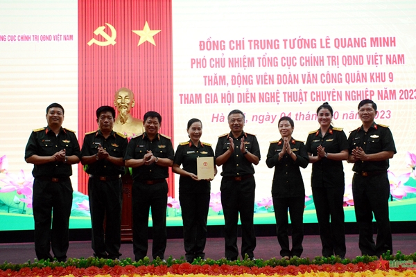 Trung tướng Lê Quang Minh thăm, động viên các đơn vị tham gia Hội diễn nghệ thuật chuyên nghiệp về đề tài Quốc phòng toàn dân năm 2023