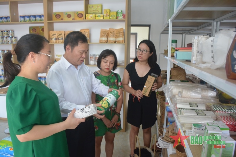 Nâng cao vai trò của phụ nữ trong quản lý rác thải nhựa