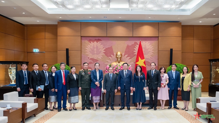 Chủ tịch Quốc hội Vương Đình Huệ tiếp Đại sứ Lào Sengphet Houngboungnuang
