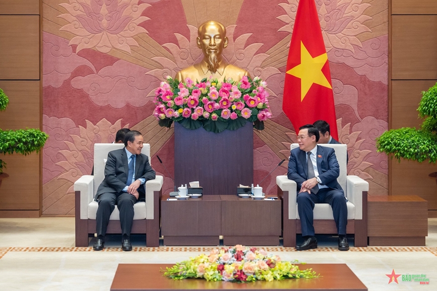 Chủ tịch Quốc hội Vương Đình Huệ tiếp Đại sứ Lào Sengphet Houngboungnuang