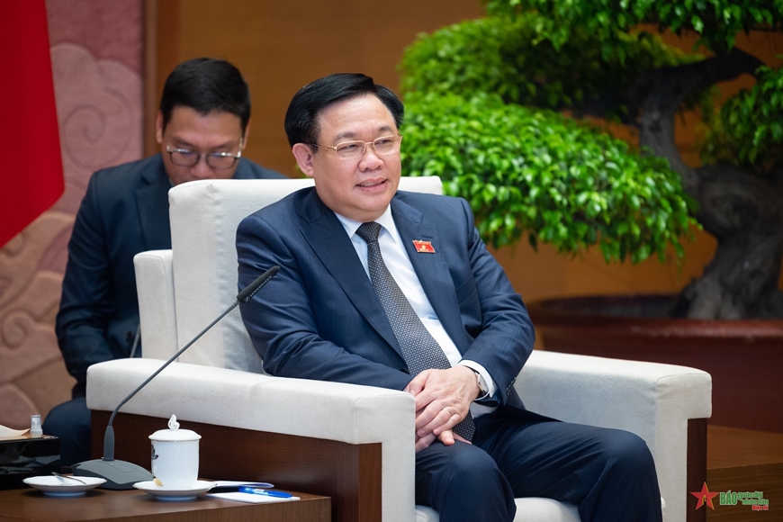 Chủ tịch Quốc hội Vương Đình Huệ tiếp Đại sứ Lào Sengphet Houngboungnuang