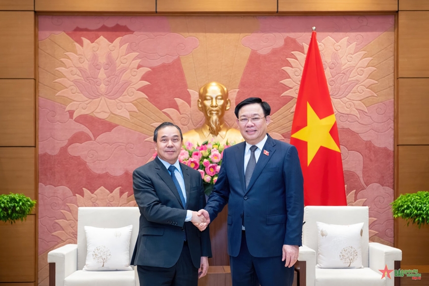Chủ tịch Quốc hội Vương Đình Huệ tiếp Đại sứ Lào Sengphet Houngboungnuang