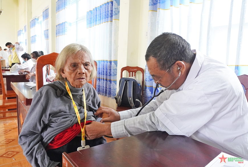 Hơn 2.000 người dân huyện Tu Mơ Rông được tặng quà, khám bệnh miễn phí