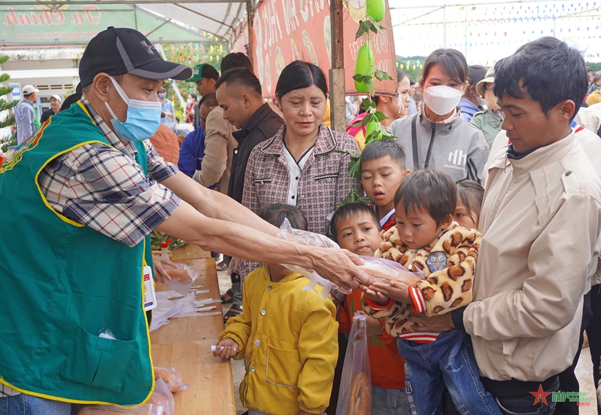 Hơn 2.000 người dân huyện Tu Mơ Rông được tặng quà, khám bệnh miễn phí