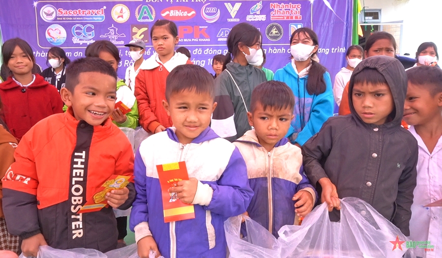 Hơn 2.000 người dân huyện Tu Mơ Rông được tặng quà, khám bệnh miễn phí