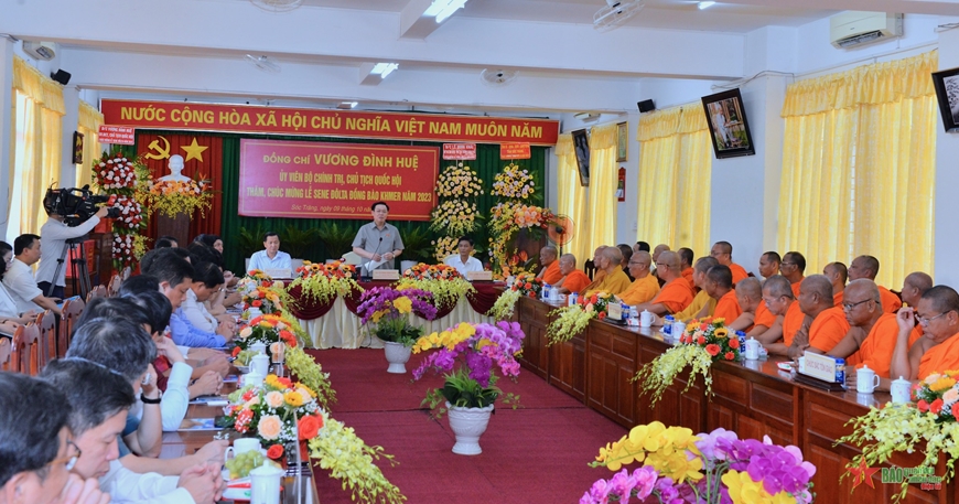 Chủ tịch Quốc hội Vương Đình Huệ thăm Hội Đoàn kết sư sãi yêu nước tỉnh Sóc Trăng