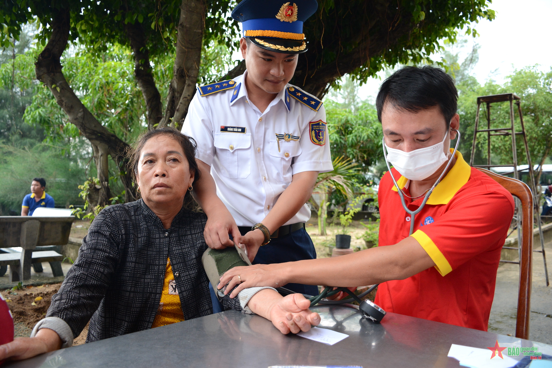 Hải đoàn 32: Tổ chức khám sức khỏe và cấp thuốc miễn phí cho người dân