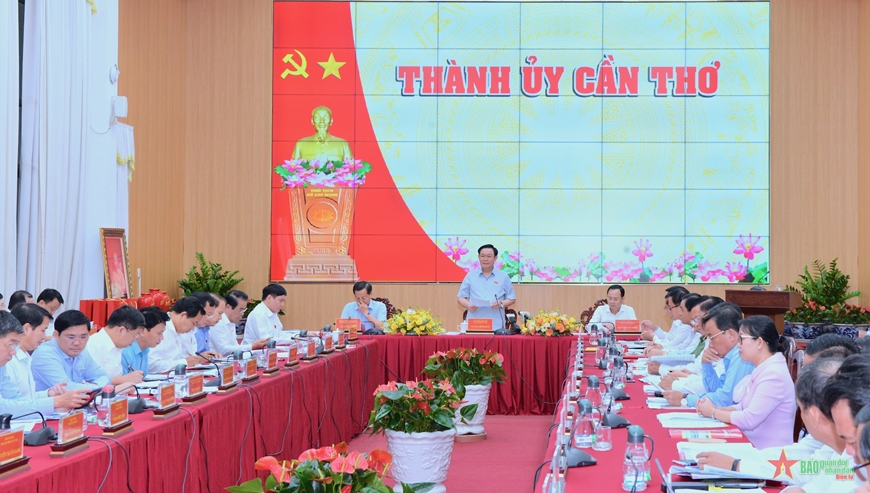 Chủ tịch Quốc hội Vương Đình Huệ làm việc với Ban Thường vụ Thành ủy Cần Thơ