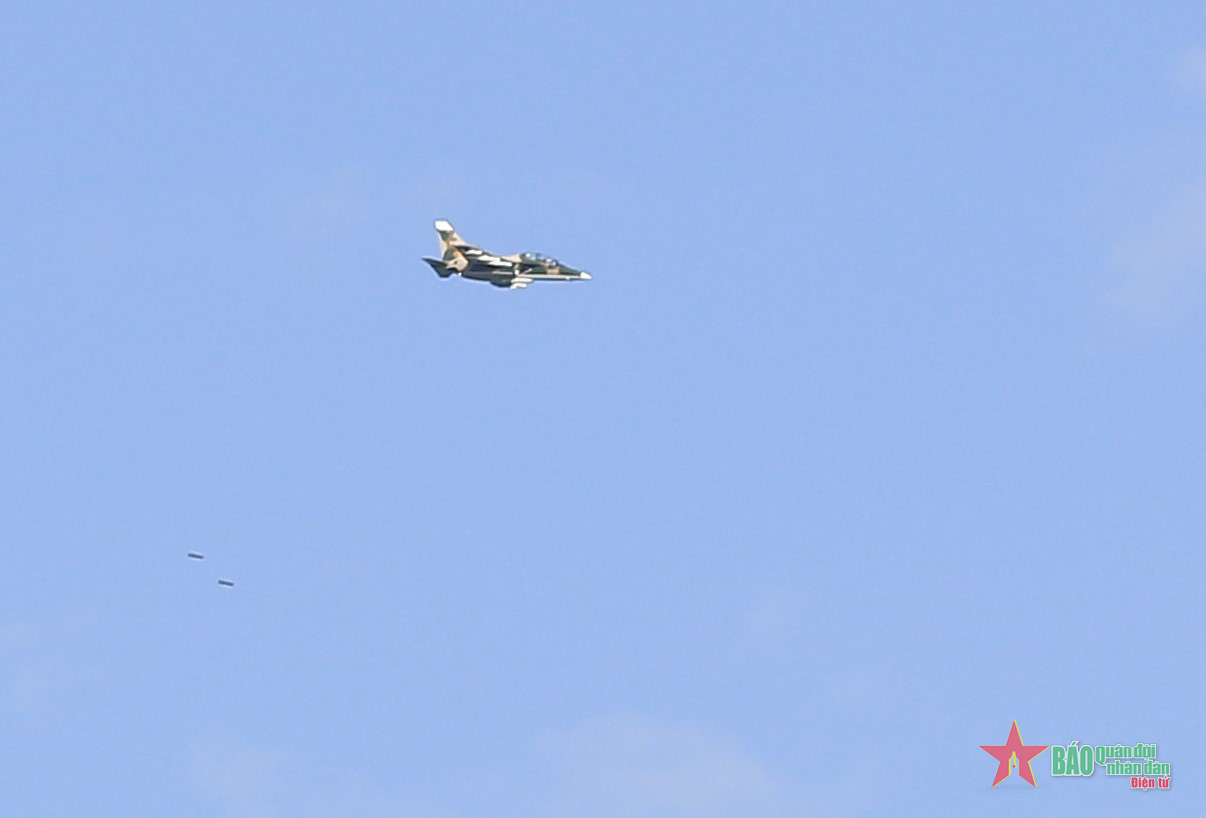 Trường Sĩ quan Không quân tổ chức diễn tập ném bom, bắn đạn thật trên máy bay Yak-130