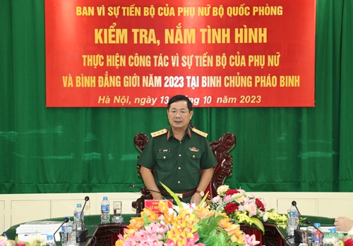 Thượng tướng Lê Huy Vịnh kiểm tra tình hình thực hiện công tác Vì sự tiến bộ của phụ nữ tại Binh chủng Pháo binh

​