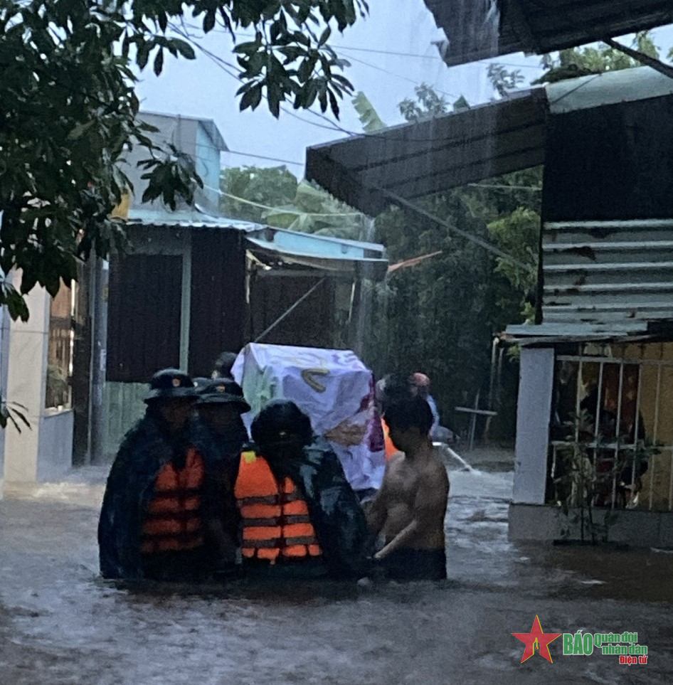 Sư đoàn 375 giúp nhân dân di dời tài sản vùng ngập lụt