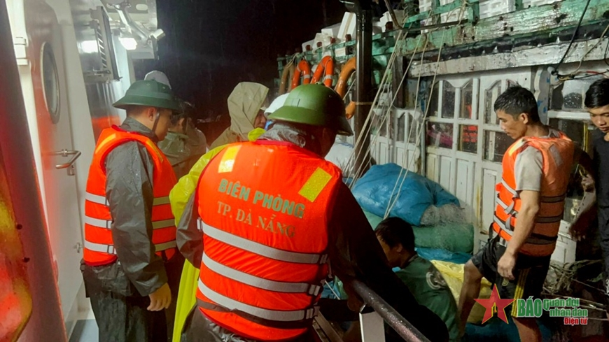 Hơn 300 cán bộ chiến sĩ Bộ đội Biên phòng Đà Nẵng giúp dân trong lũ