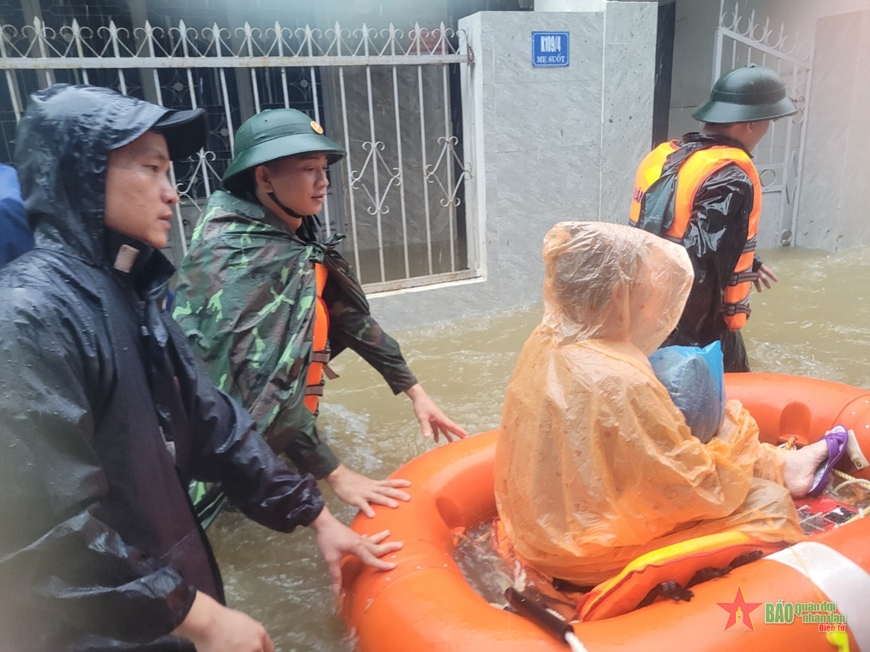 Cán bộ, chiến sĩ Trung đoàn 971 dầm mình trong mưa giúp nhân dân vùng ngập lụt