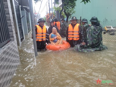 View - 	Trung đoàn 971 dầm mình trong mưa giúp nhân dân vùng ngập lụt