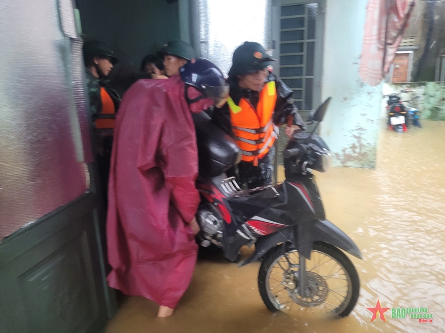 Cán bộ, chiến sĩ Trung đoàn 971 dầm mình trong mưa giúp nhân dân vùng ngập lụt