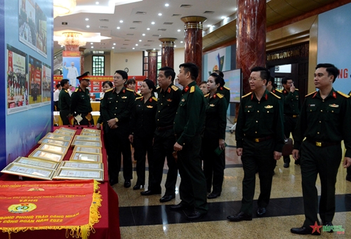 Trung tướng Nguyễn Văn Gấu kiểm tra công tác trưng bày tại Đại hội đại biểu Công đoàn Quân đội lần thứ X