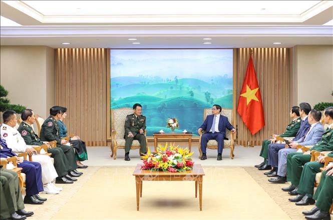 Thủ tướng Phạm Minh Chính tiếp Tổng tư lệnh Quân đội Hoàng gia Campuchia