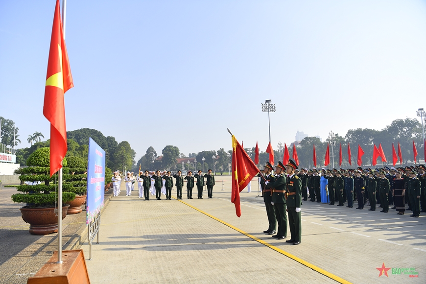 Đoàn đại biểu dự Đại hội đại biểu Công đoàn Quân đội lần thứ X báo công dâng Bác