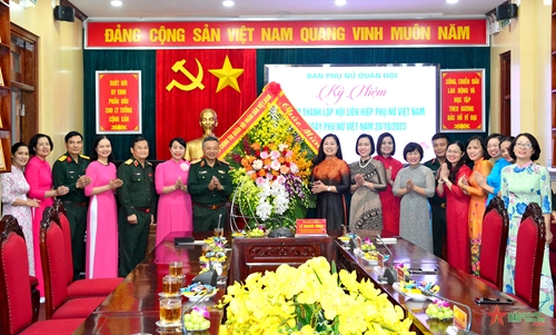 Trung tướng Lê Quang Minh thăm, chúc mừng Ban Phụ nữ Quân đội nhân dịp 20-10