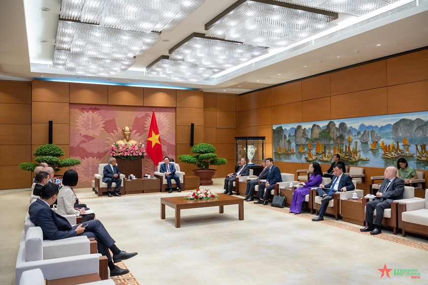 Chủ tịch Quốc hội Vương Đình Huệ tiếp Chủ tịch Ủy ban Liên Chính phủ Algeria-Việt Nam Ali Aoun