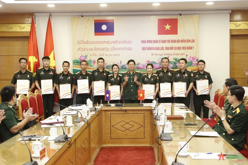 Đoàn cán bộ sĩ quan trẻ Quân đội nhân dân Lào thăm và giao lưu tại Học viện Quân y