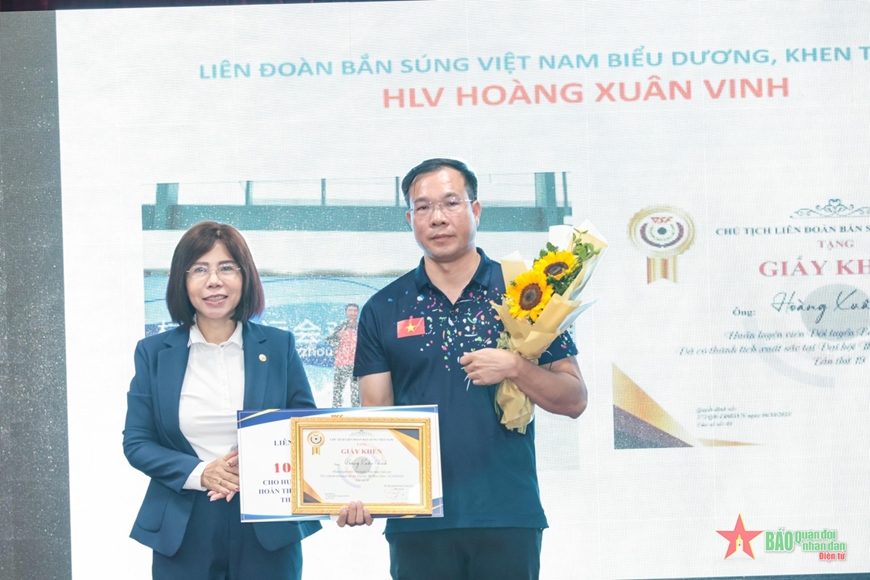 Liên đoàn Bắn súng Việt Nam khen thưởng huấn luyện viên, vận động viên xuất sắc