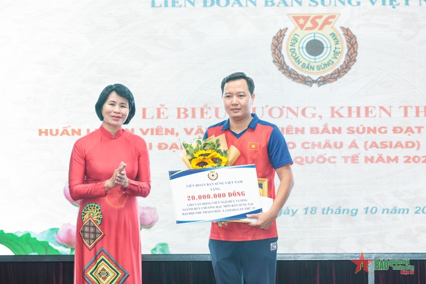 Liên đoàn Bắn súng Việt Nam khen thưởng huấn luyện viên, vận động viên xuất sắc