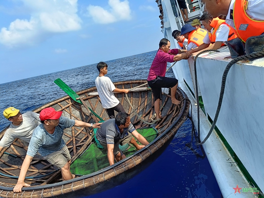 Tàu 467, Quân chủng Hải quân đưa 83 ngư dân và 2 thi thể trên các tàu cá bị chìm về đất liền