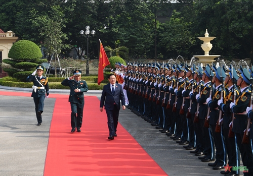 Chủ tịch Quốc hội Vương Đình Huệ dự Lễ kỷ niệm 60 năm Ngày truyền thống Quân chủng Phòng không - Không quân