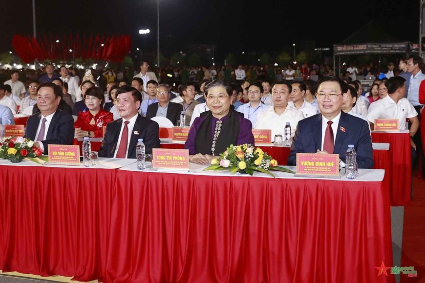 Chủ tịch Quốc hội Vương Đình Huệ dự lễ hội cà phê Sơn La
