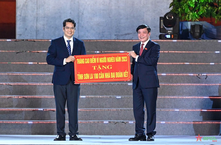 Chủ tịch Quốc hội Vương Đình Huệ dự lễ hội cà phê Sơn La