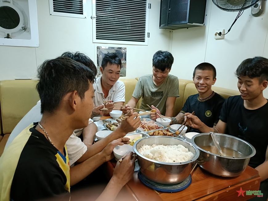 Khắc phục khó khăn đưa các ngư dân về đất liền