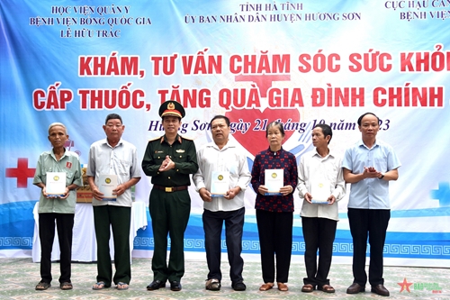 Bệnh viện Bỏng Quốc gia Lê Hữu Trác khám, tư vấn sức khỏe cho 500 đối tượng chính sách
